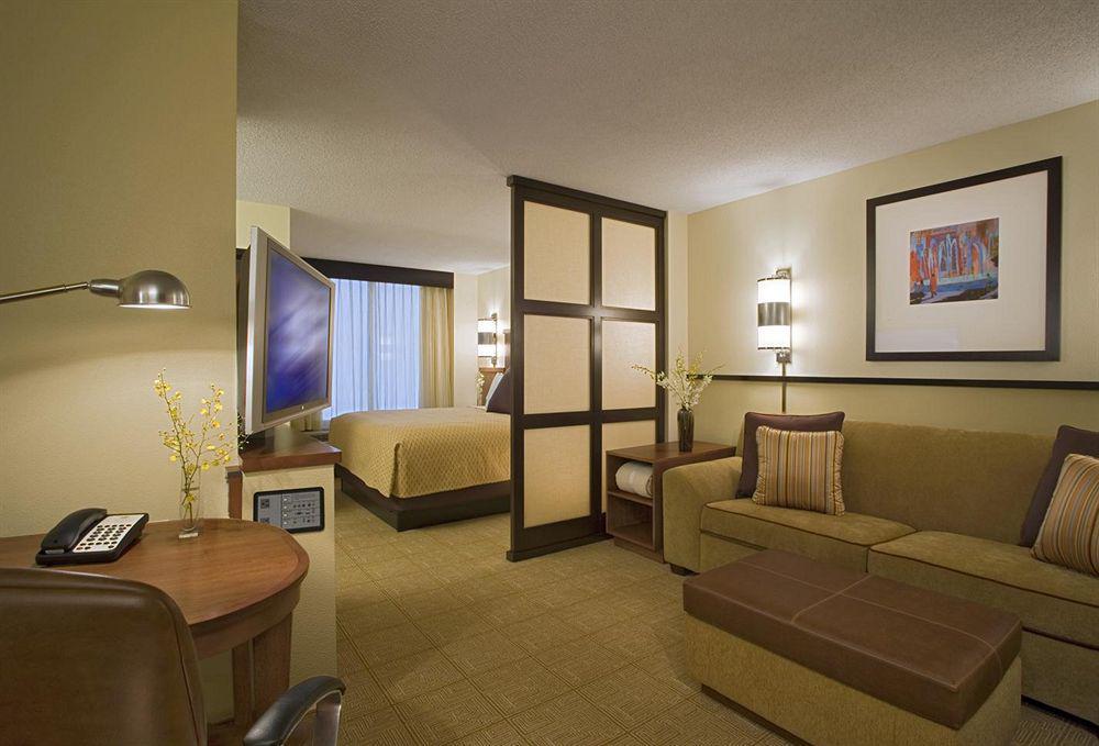 Hyatt Place Greensboro Room photo